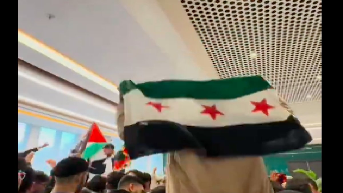Medipol Üniversitesi'ndeki yabancı öğrenciler Özgür Suriye Ordusu ve başka birçok bayrakla dans edip eğlendi