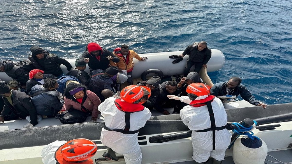 Sahil Güvenlik Ekipleri 82 kaçak göçmeni Ege Denizi'nden kurtardı