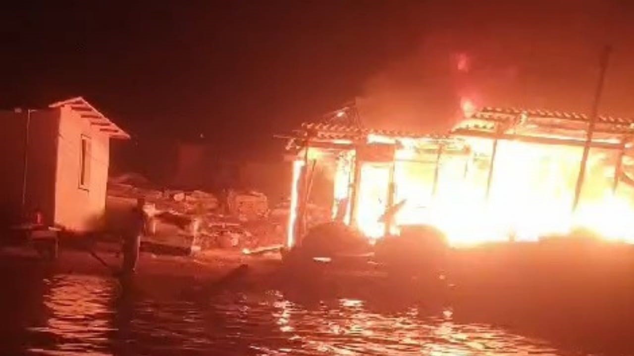Alev alev yanan evini çaresizce denizden kovayla su alarak söndürmeye çalıştı