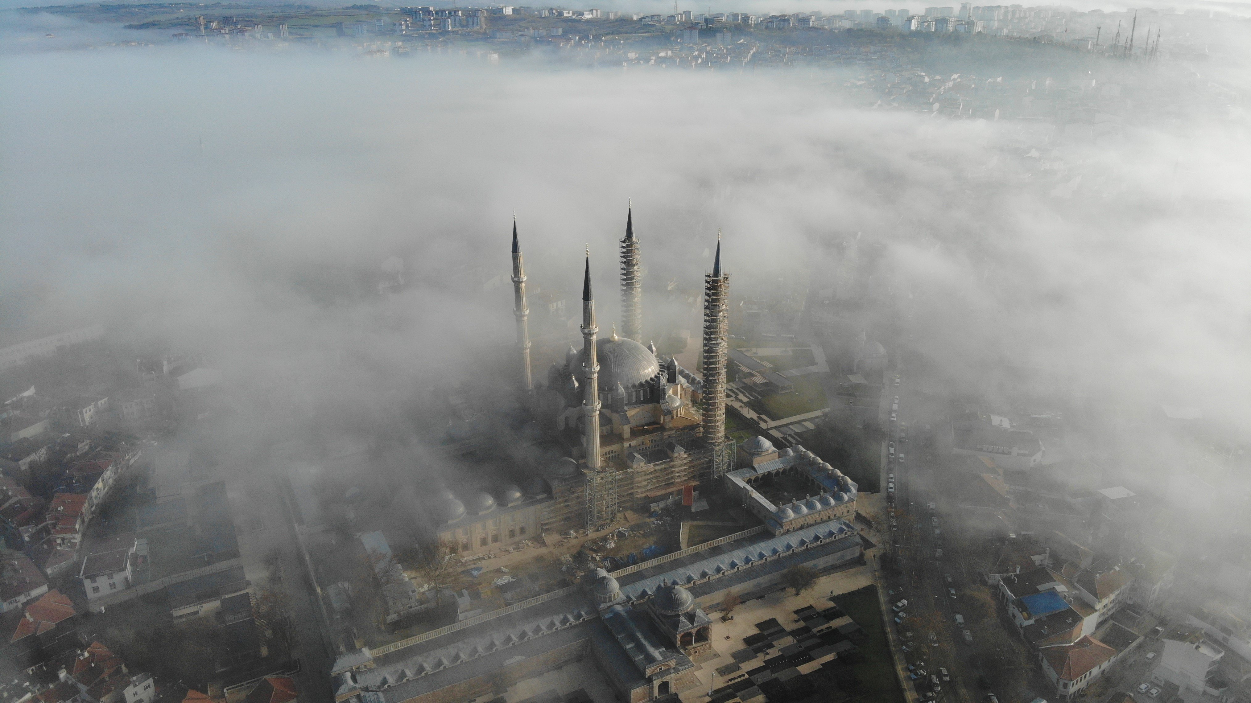Selimiye Camii'nin sisler içindeki görüntüsü büyüledi