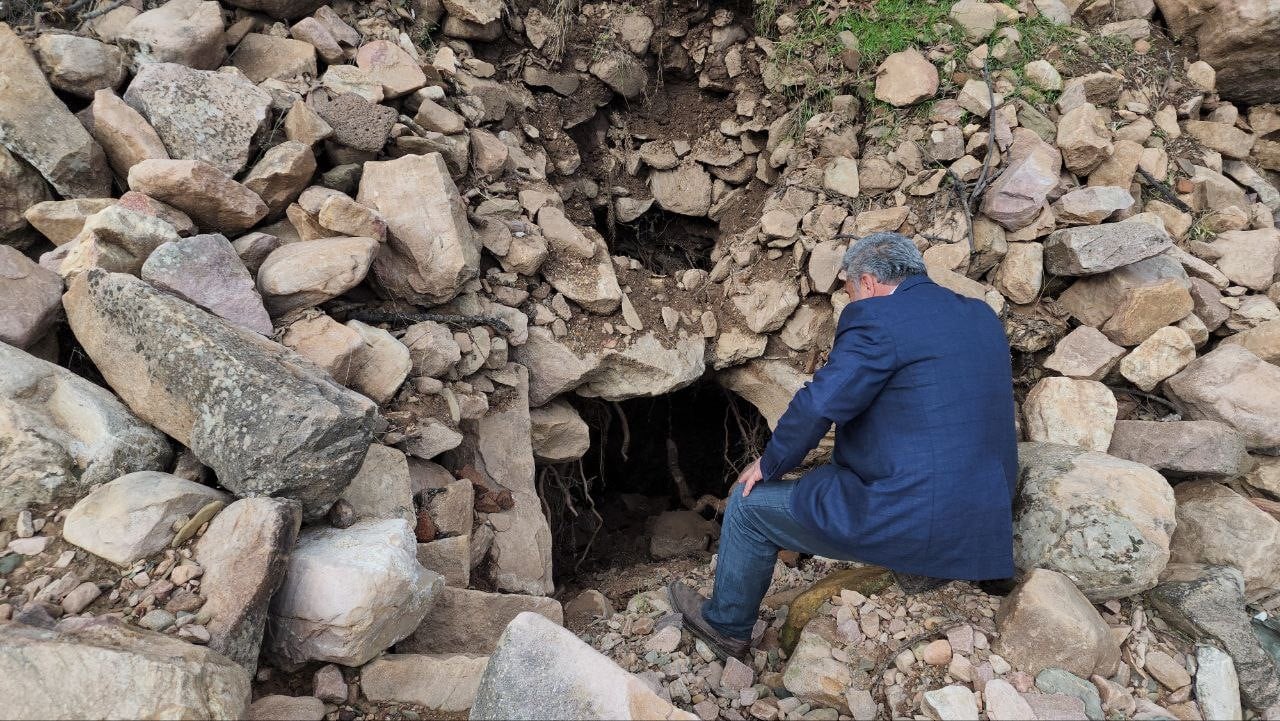 Hatay'da deprem sonrası oluşan obruklardan akan sıvı endişe yarattı