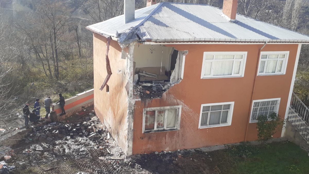 Sivas'ta bir kamyon 10 metreden tek katlı bir evin içine girdi