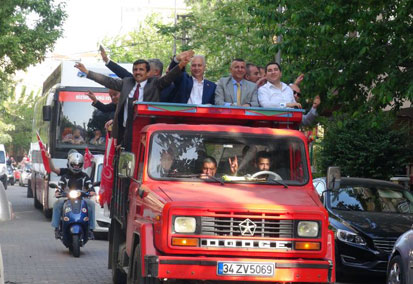 MHP’li adaylar kamyonetten halkı selamladı