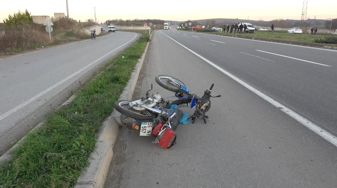 Hafif ticari araç ile motosiklet çarpıştı. 1 ölü, 2 yaralı