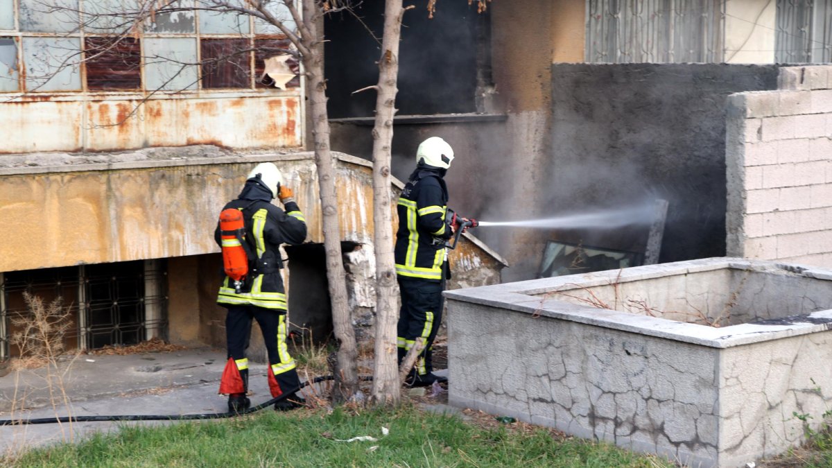 Kayseri'de bir bina alev alev yandı