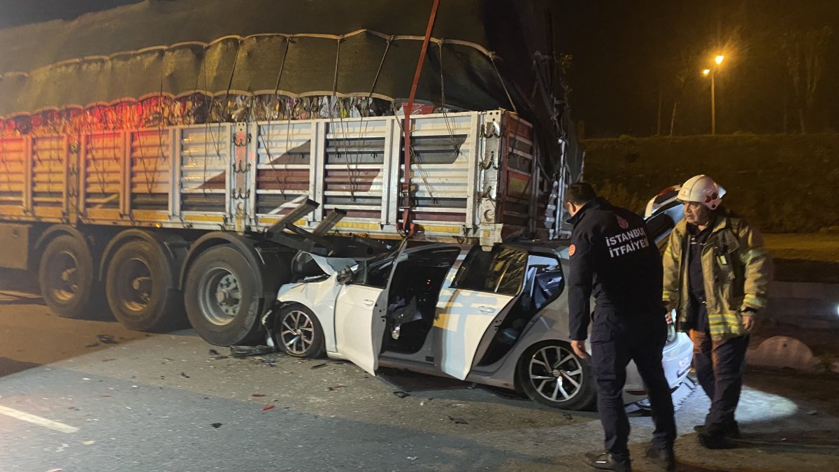 Esenler’de feci kaza: Otomobil tırın altına girdi