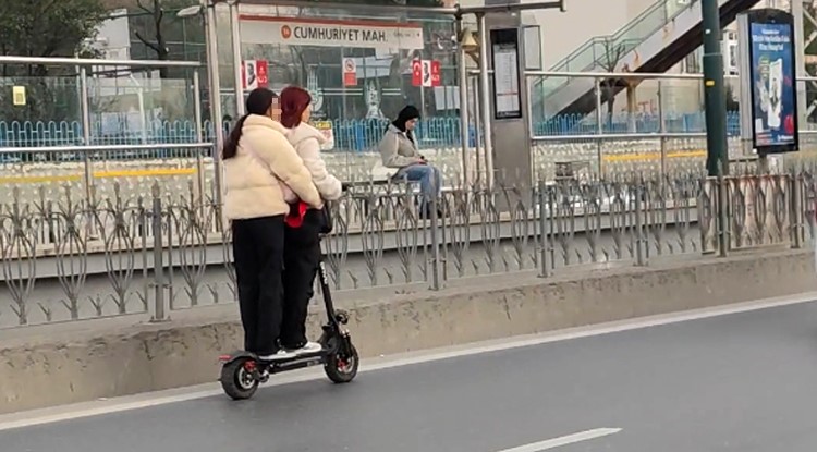 Elektrikli scooterla tehlikeli yolculuk kameraya yansıdı