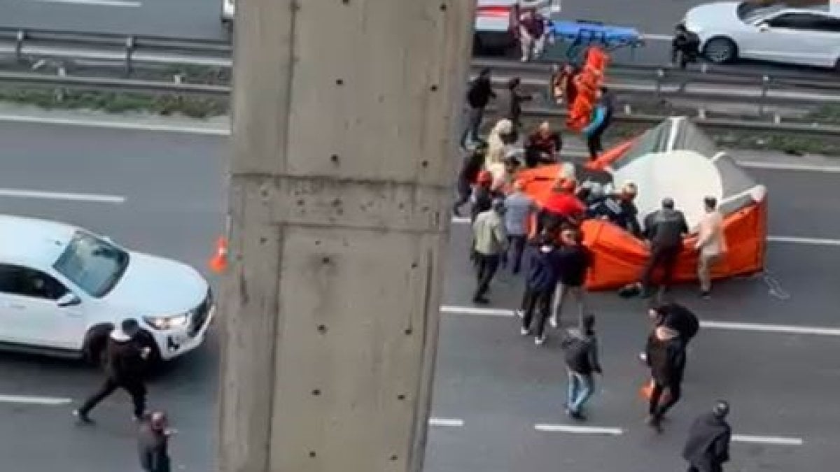 Üst geçitte intihar girişiminde yürekler ağza geldi. Trafik durdu