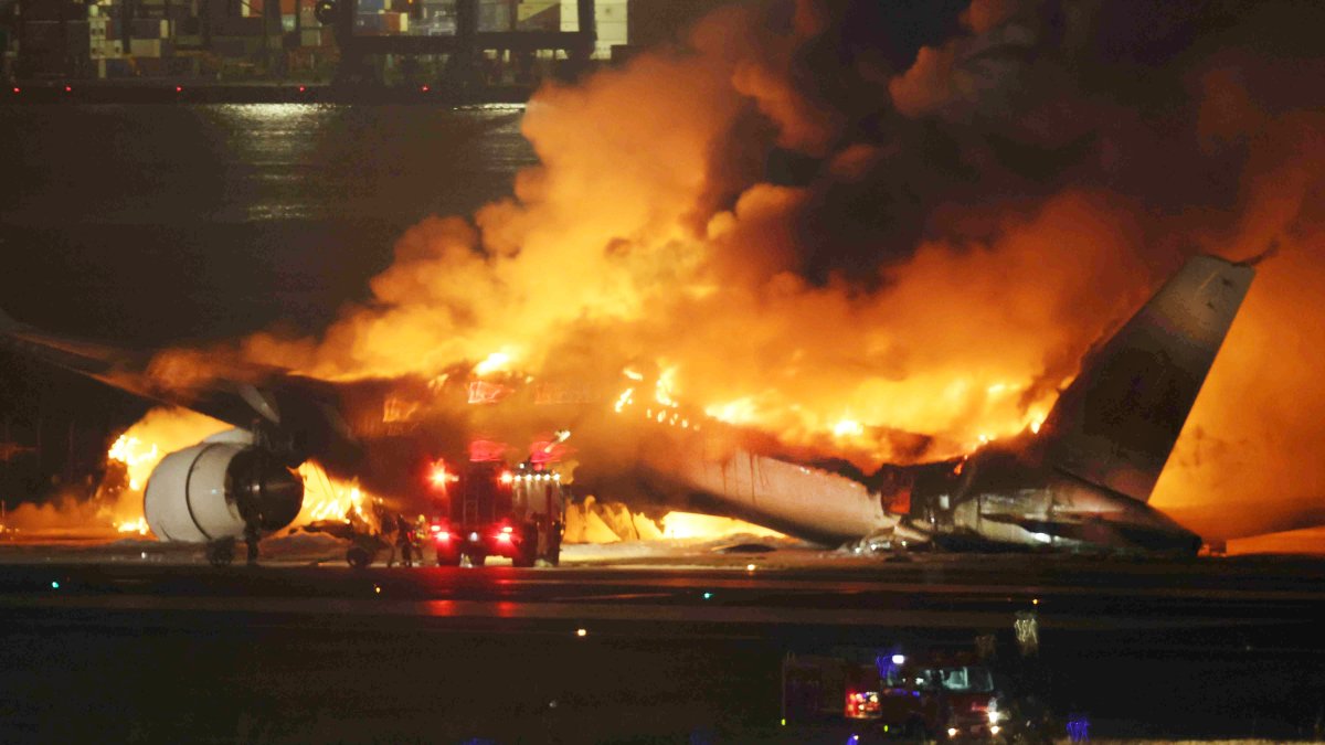 Tokyo'da uçak kazasında 5 ölü