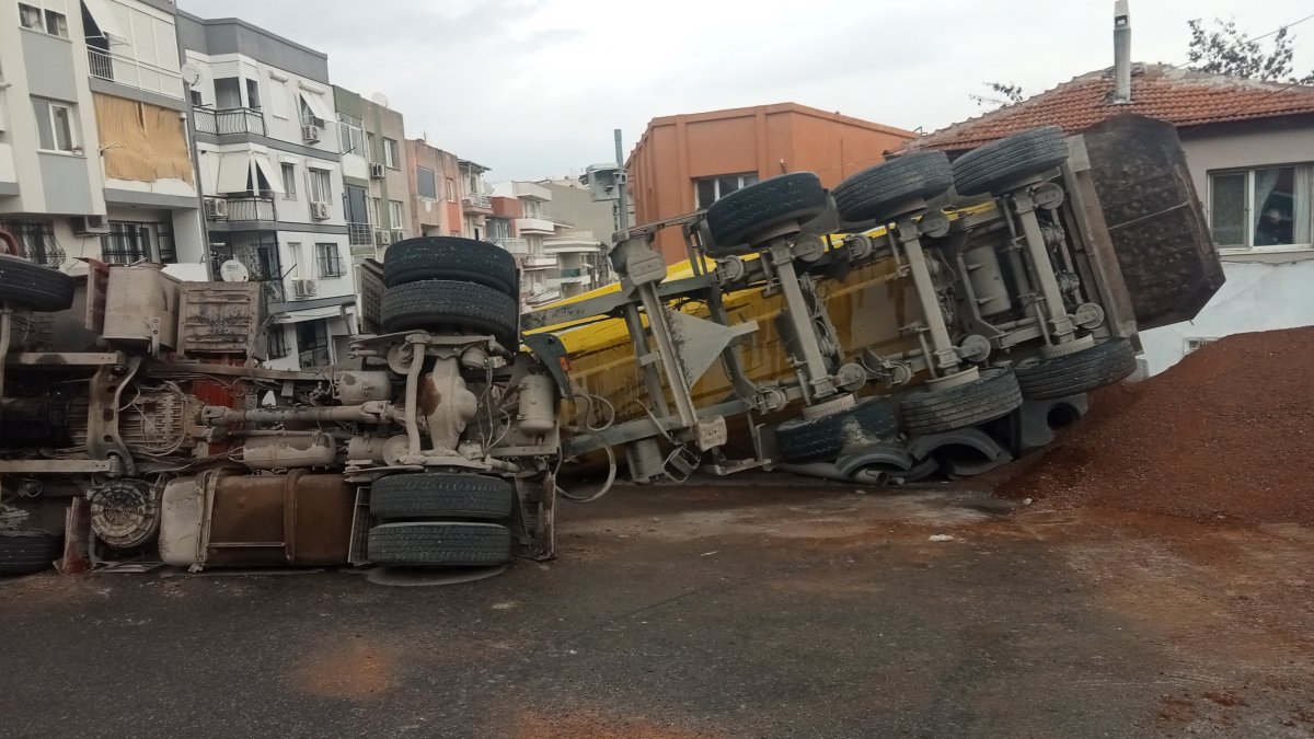 İzmir'de hafriyat kamyonunun devrildiği korku dolu anlar kameralara yansıdı