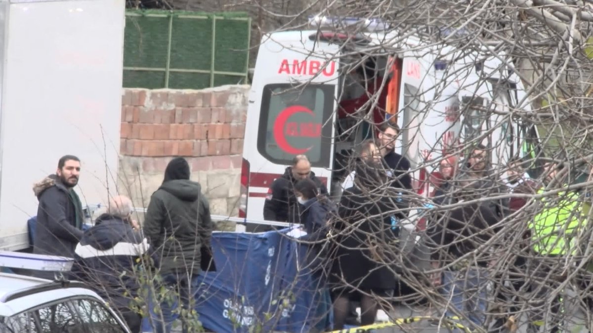 Gaziosmanpaşa’da iki aracın arasında sıkışan adam hayatını kaybetti