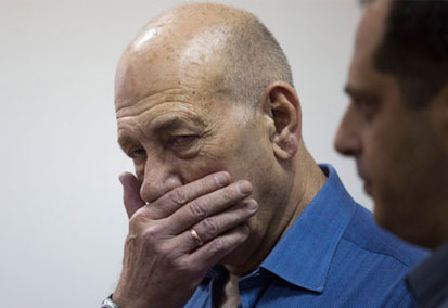 Eski İsrail Başbakanı’na yolsuzluktan 8 ay hapis