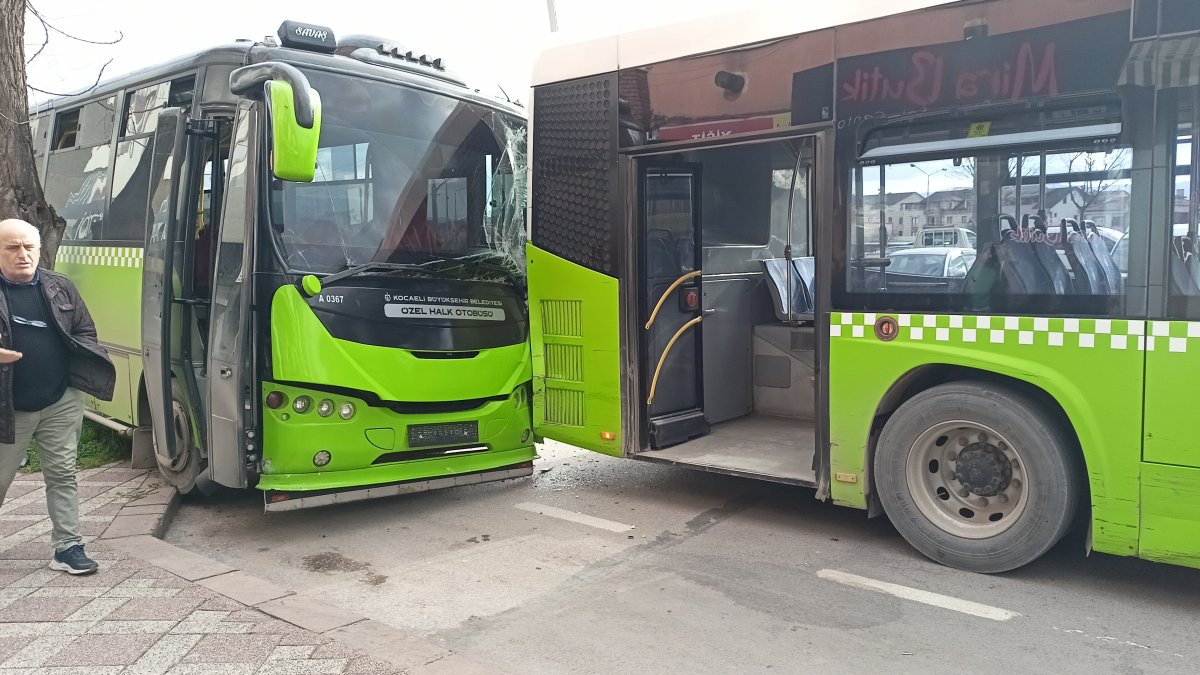 Kocaeli'de Özel halk otobüsü durakta yolcu alan belediye otobüsüne çarptı. 6 yaralı