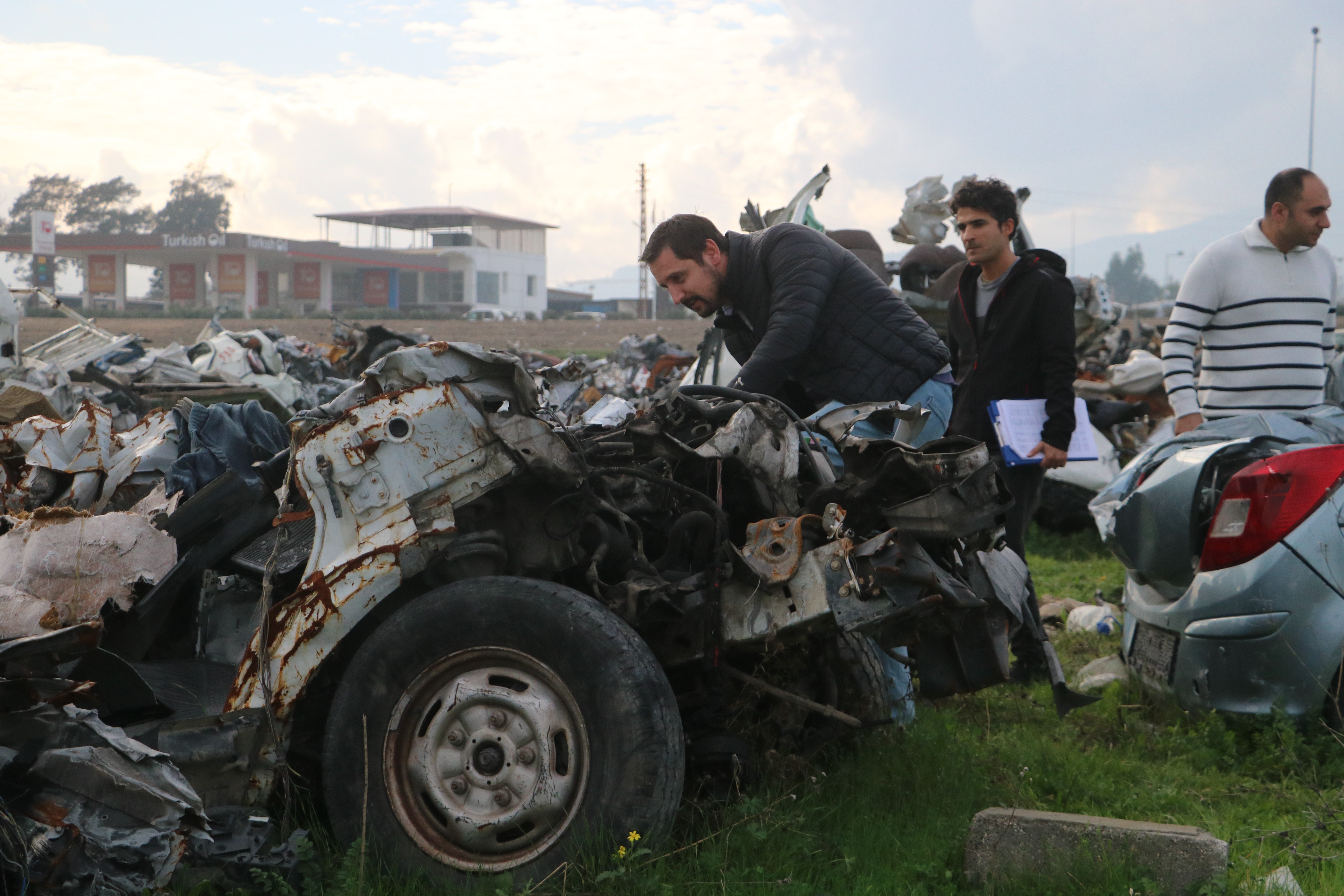 Hatay'da enkazdan çıkarılan araçlar hak sahiplerine teslim edildi