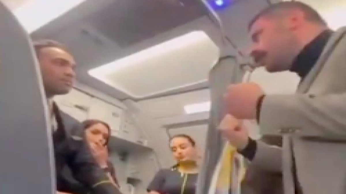 Gaziantep'e gidecek olan uçakta 10 saatlik rötar, yolcuları isyan ettirdi: "Hayvan mıyız biz? Kaptan çık dışarı!"