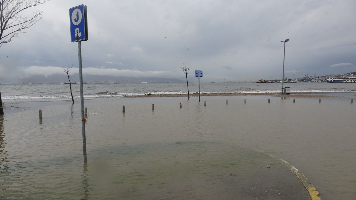 Kocaeli'de etkili olan sağanak ve fırtına yolları ve otoparkları sular altında bıraktı