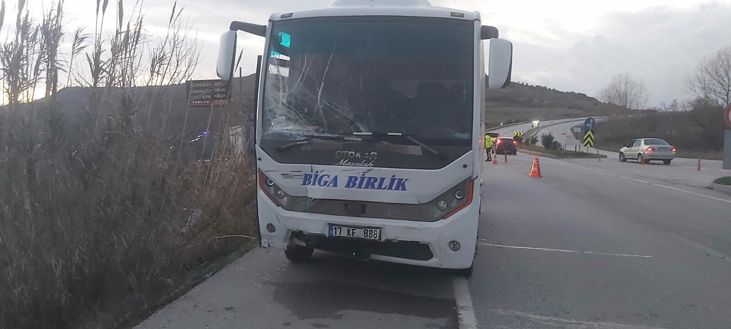 Çanakkale'de feci kaza midibüs ile otomobil çarpıştı. 1 ölü, 4 yaralı