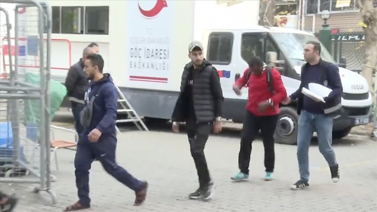 Bakan Yerlikaya duyurdu. 27 ilde 2 bin 155 düzensiz göçmen yakalandı