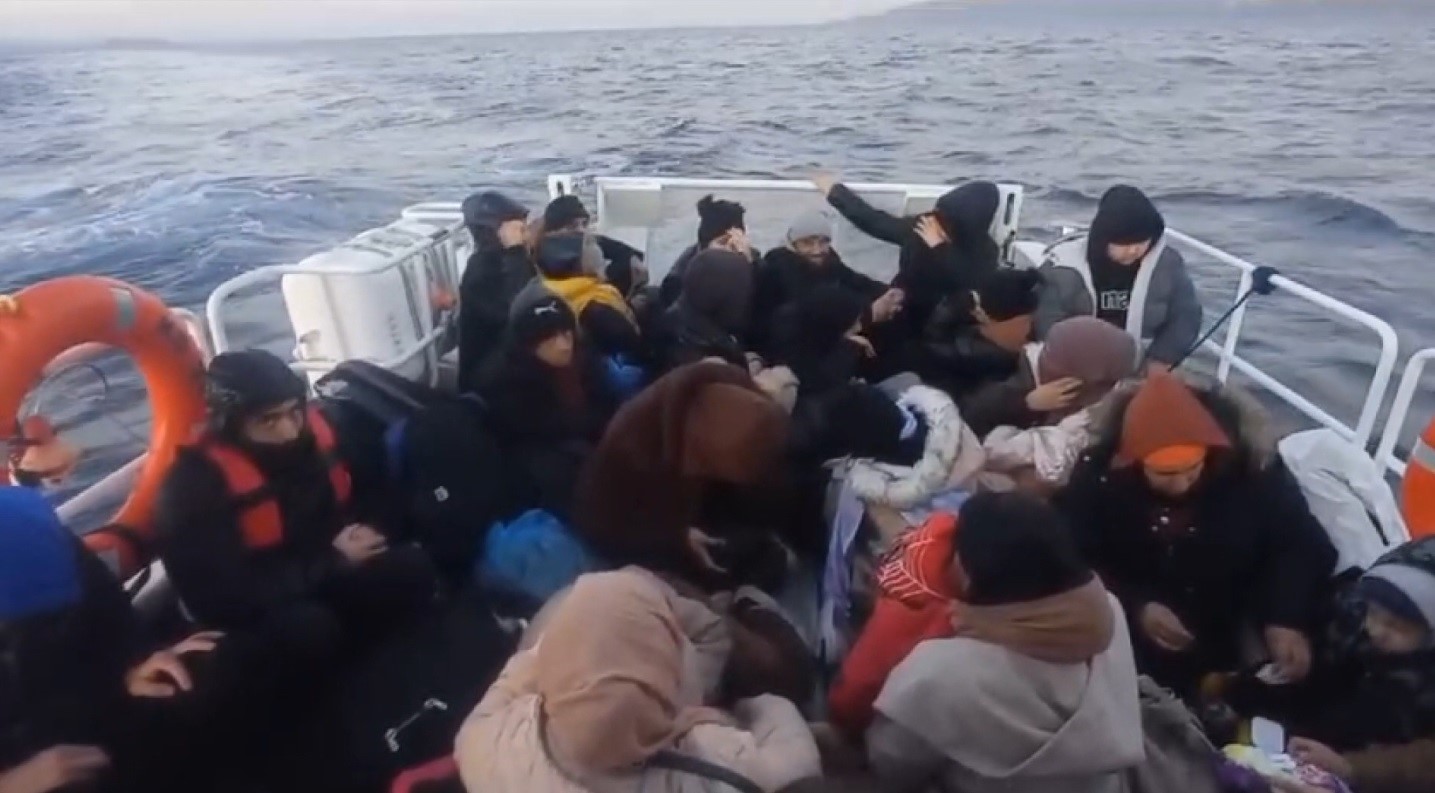 Ayvacık açıklarında aralarında çocukların da olduğu 34 kaçak göçmen yakalandı