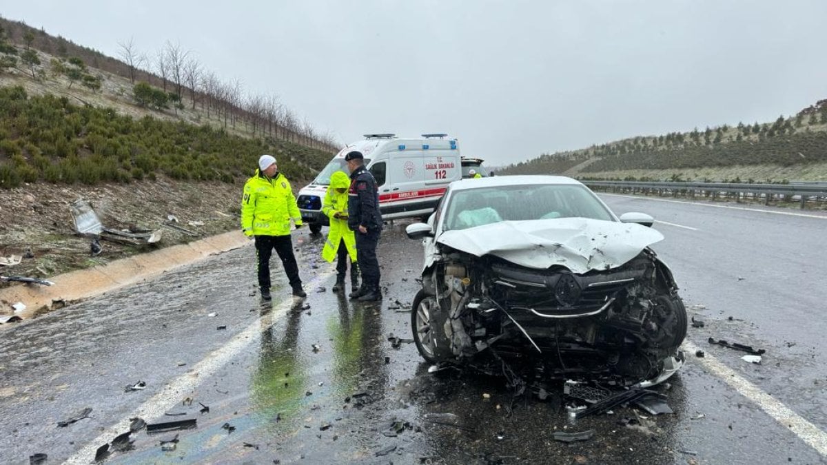 İzmir İstanbul Otoyolu'nda zincirleme kaza. 1 ölü 4 yaralı