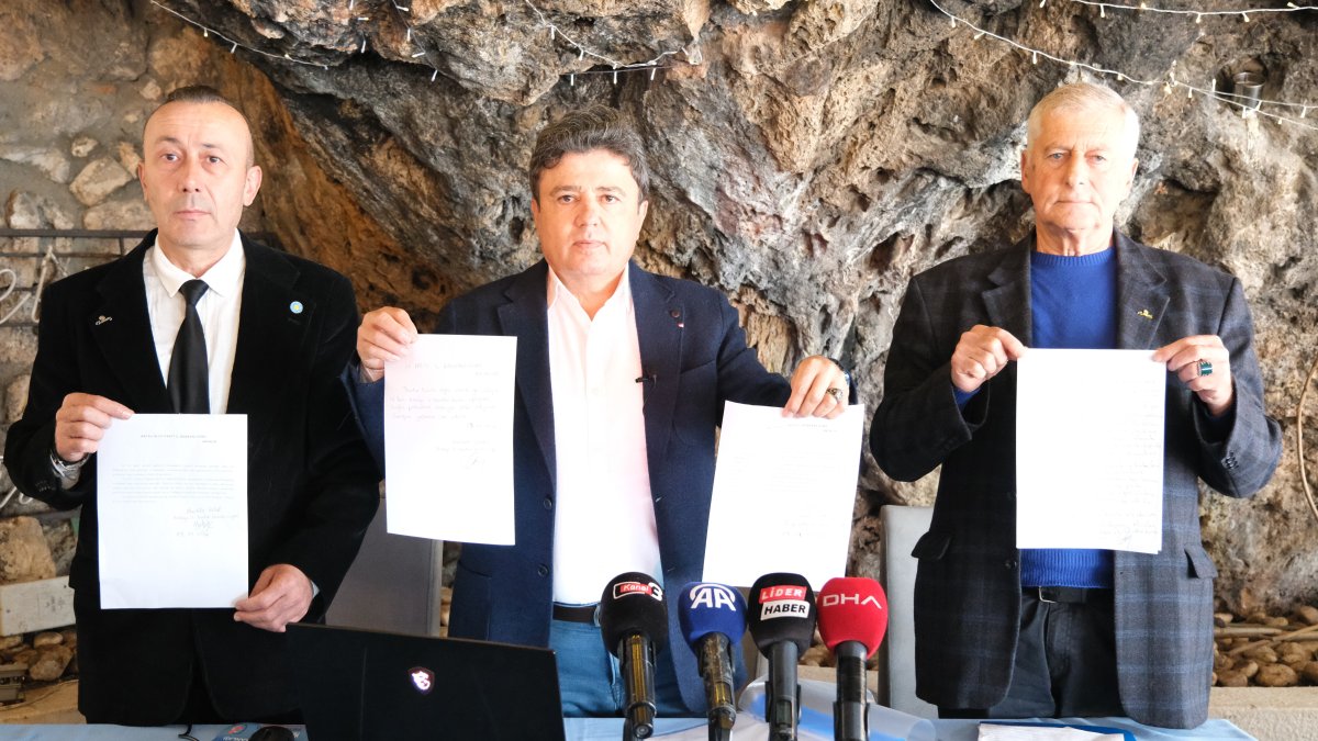 İYİ Parti Antalya yönetim kurulu üyeleri istifa etti