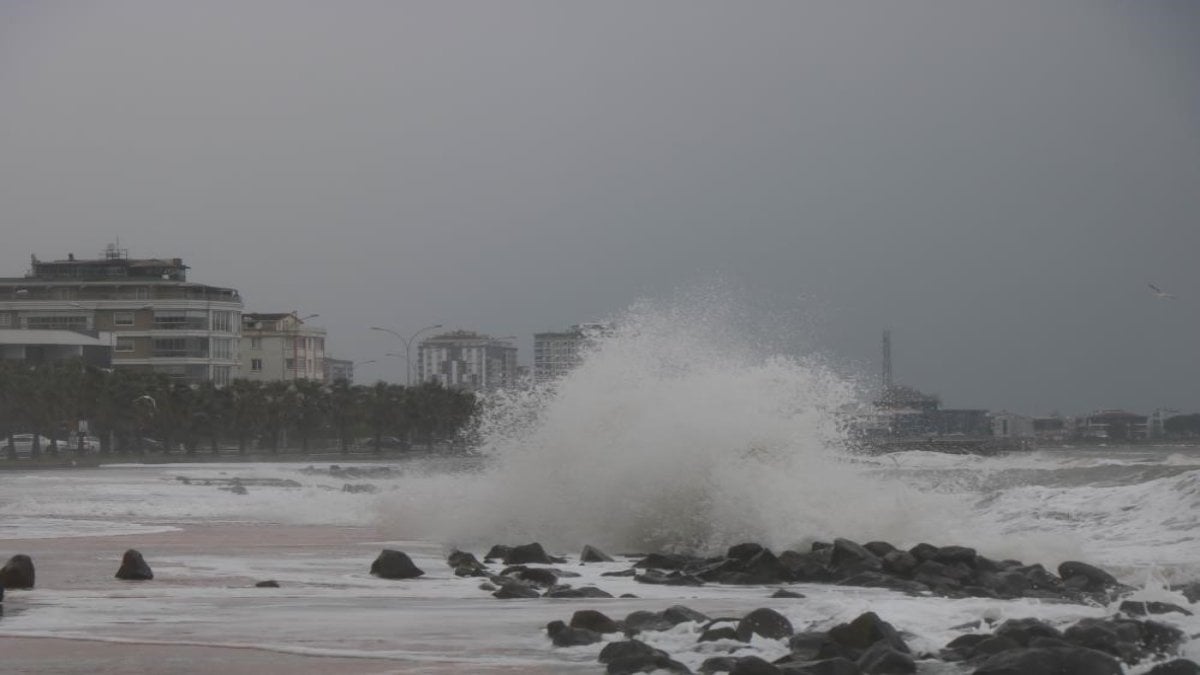 Meteoroloji Karadeniz için fırtına uyarısında bulundu