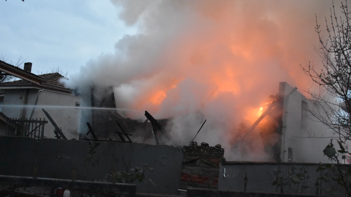 Sakarya’da iki katlı ev yanarak kül oldu