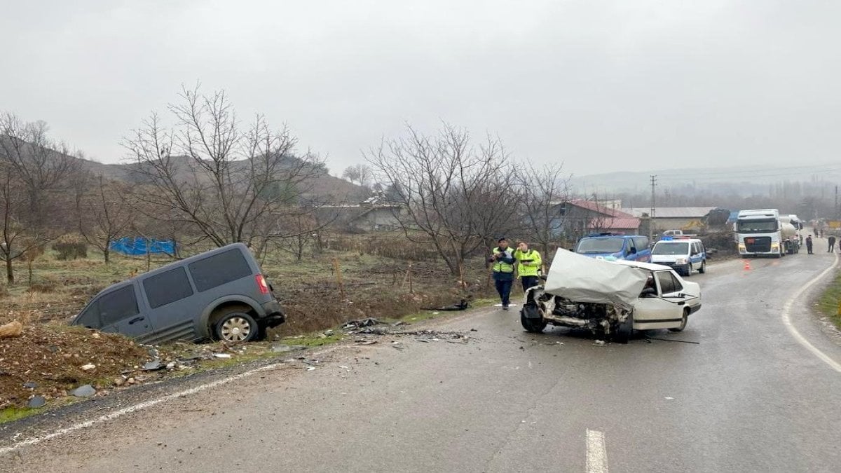 Sivil polis arabası kazaya karıştı. 4 yaralı