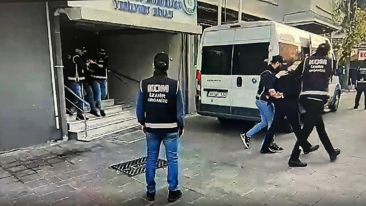 1'i FETÖ'den aranan 2 firari hükümlü İzmir’de yakalandı