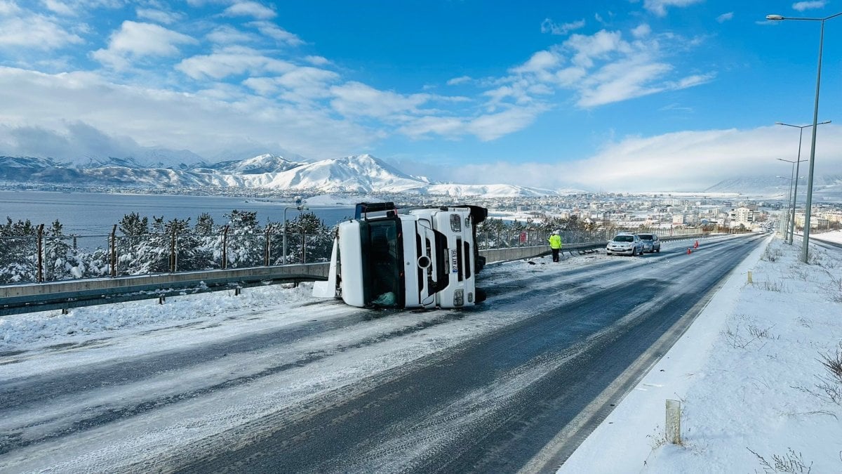 Bitlis'te tır devrildi: 3 yaralı