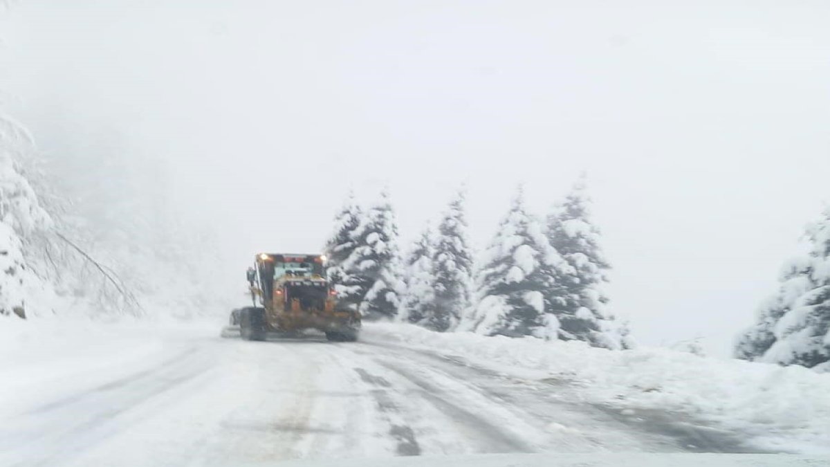 Kar yağışı 45 köy yolunu ulaşıma kapadı