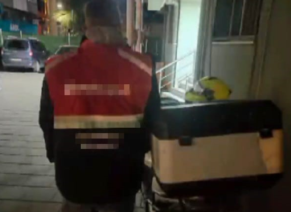 Motokurye kılığına giren torbacı polislerin dikkatinden kaçmadı