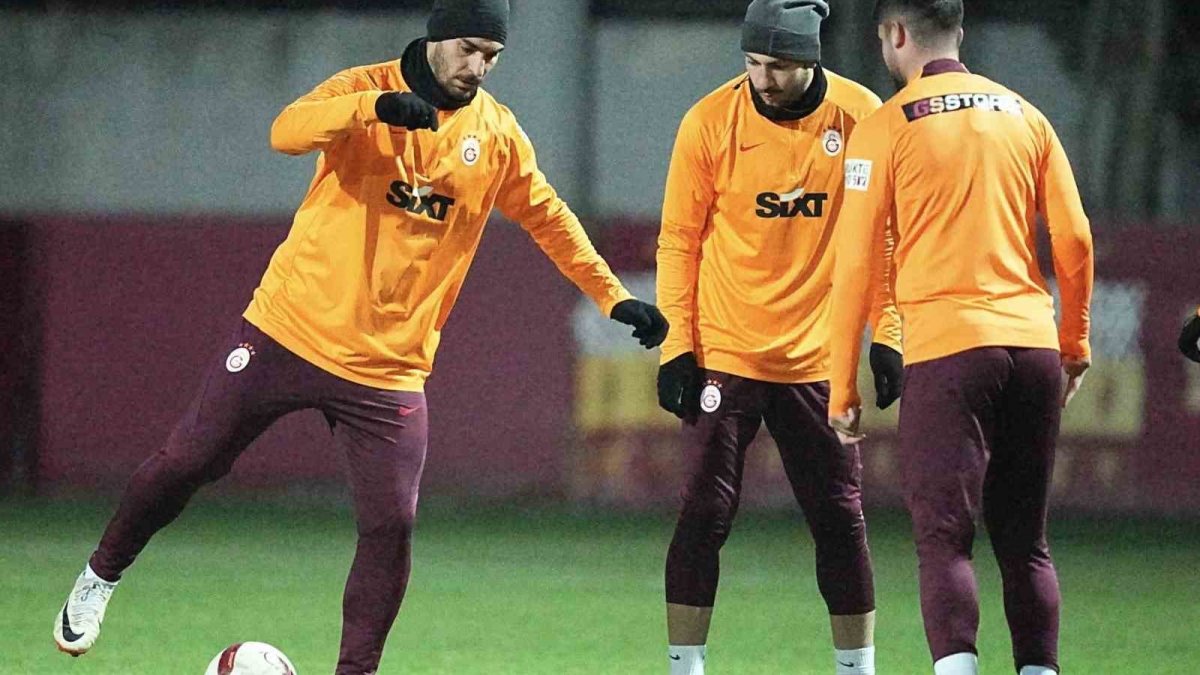 Galatasaray Kayserispor'a hazırlandı. Sacha Boey ve Davinson Sanchez gelişmesi