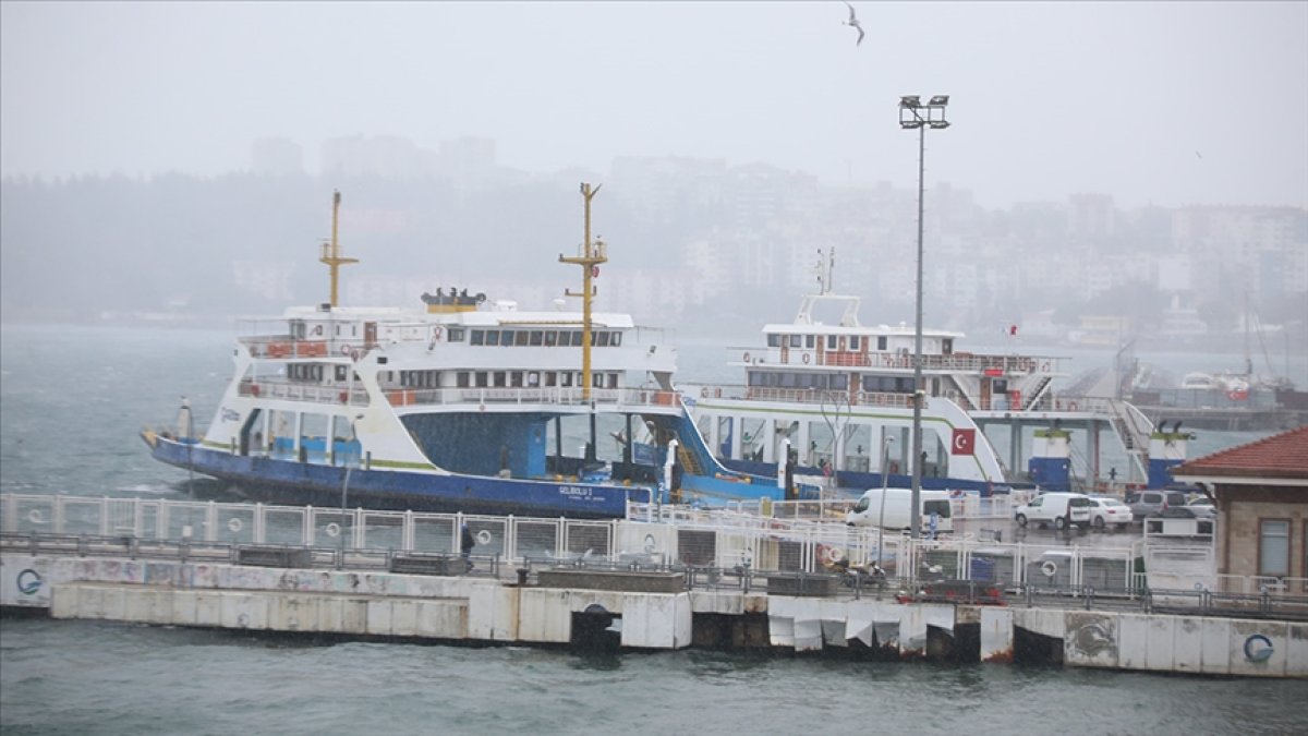 Çanakkale'de bazı feribot seferlerine 'kötü hava' engeli
