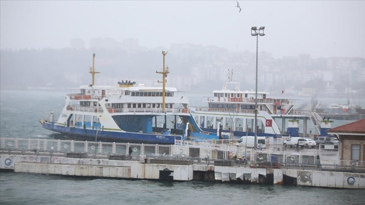 Gökçeada ve Bozcaada’da feribot seferlerine ‘fırtına’ engeli