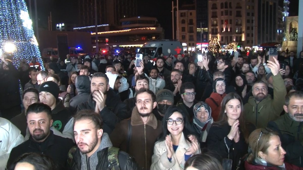 İstanbullular, Türkiye'nin ilk uzay yolculuğunu Taksim Meydanı'nda izledi