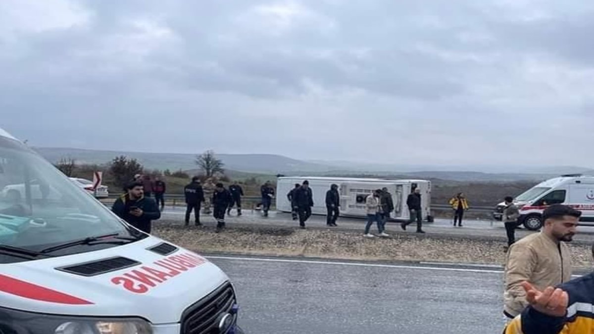 Diyarbakır'da futbolcuları taşıyan midibüs devrildi