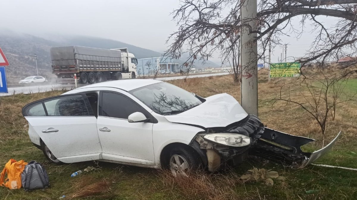 Afyonkarahisar’da otomobil elektrik direğine çarptı. 3 kişi yaralandı