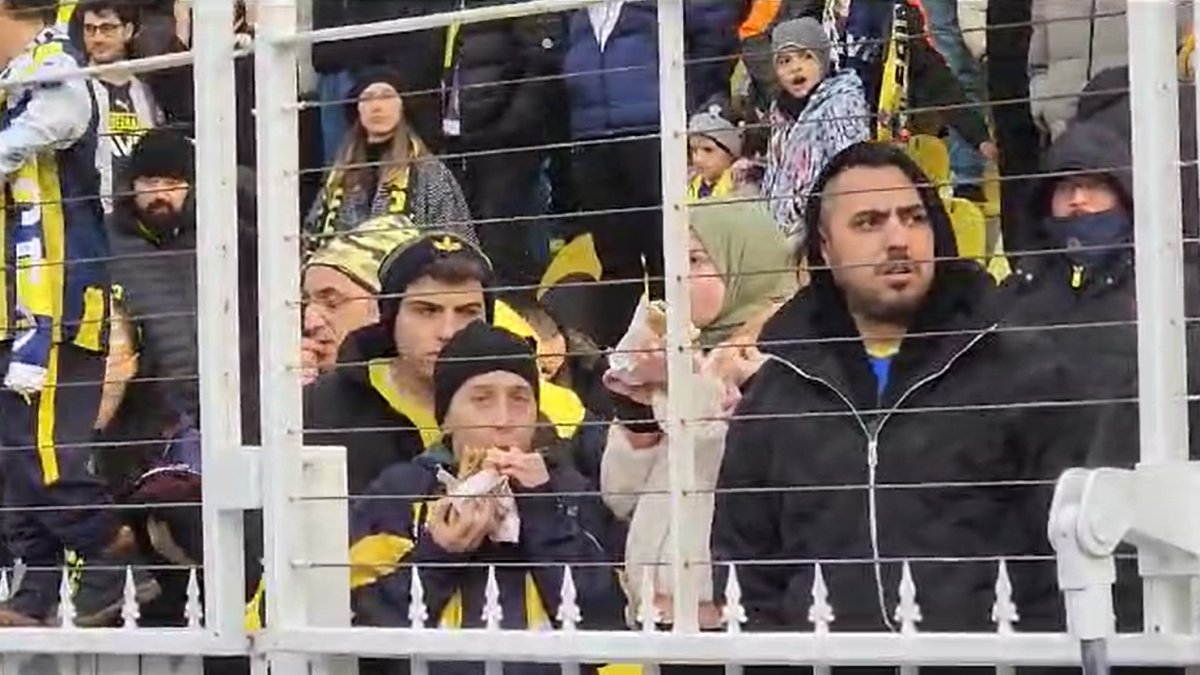 Fenerbahçeli çocuklar yemeğe daldı. Tribünün en önünde maçı unuttular