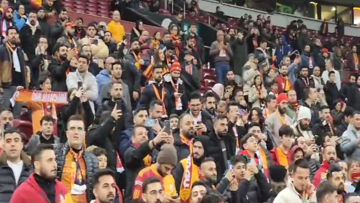 Galatasaray taraftarı maça akın etti. Genci yaşlısı stattaki yerini aldı