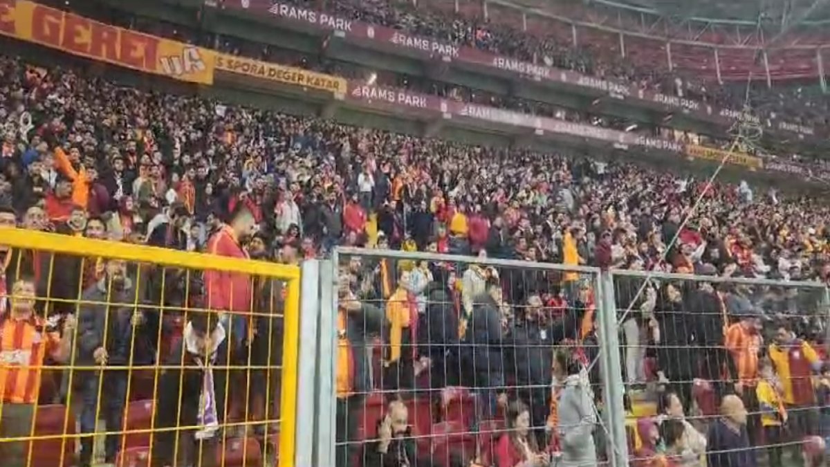 Galatasaray'da Icardi oyuna girdi. Taraftar görür görmez bağırmaya başladı