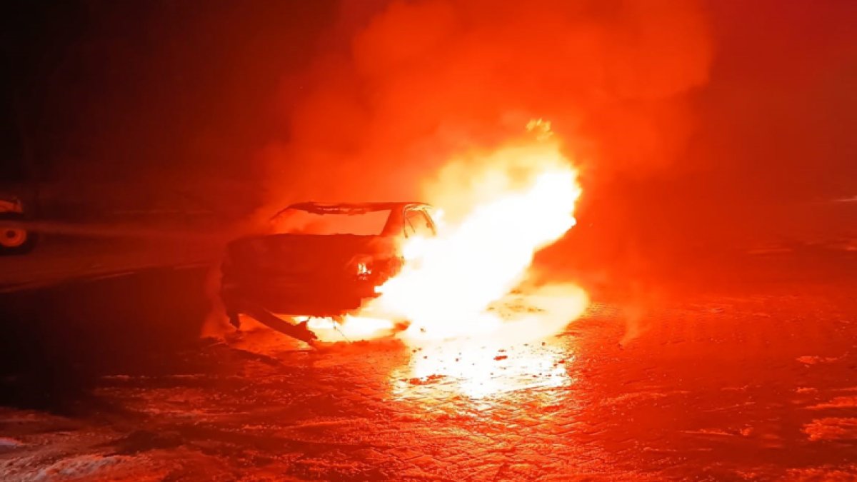 Bolu’da otomobil alev alev yandı