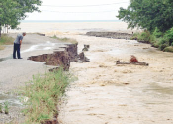 Şiddetli yağış köprüleri, yolları yıktı