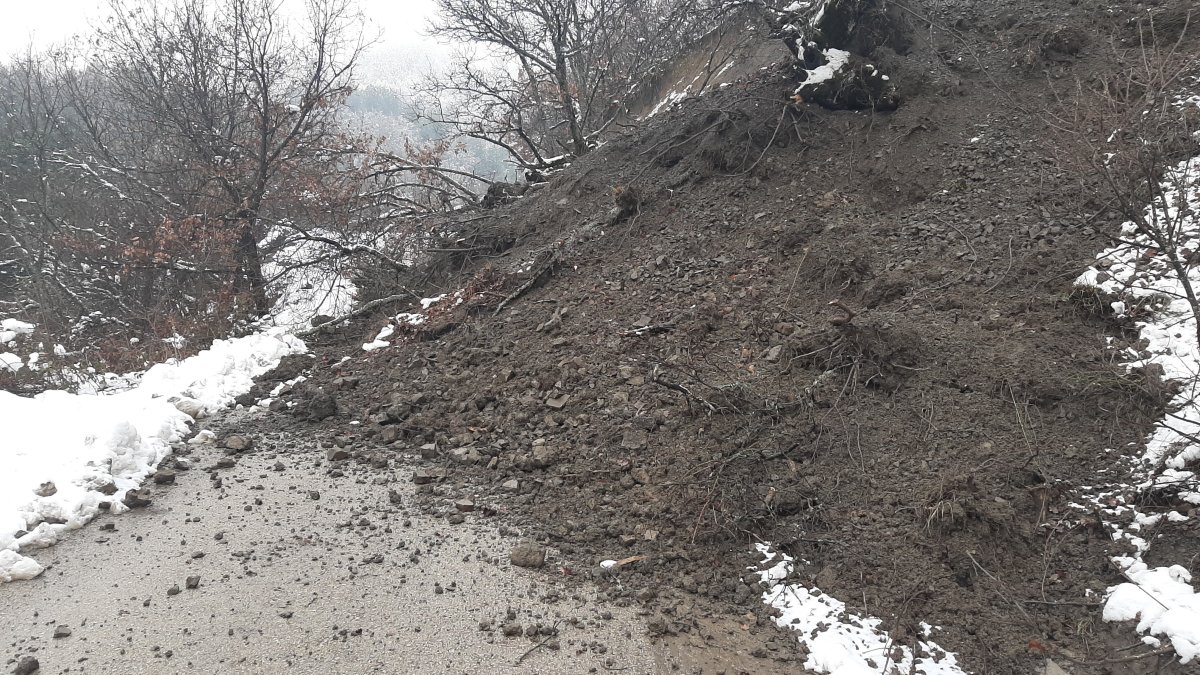 Karabük’te heyelan sebebiyle köy yolu ulaşıma kapandı