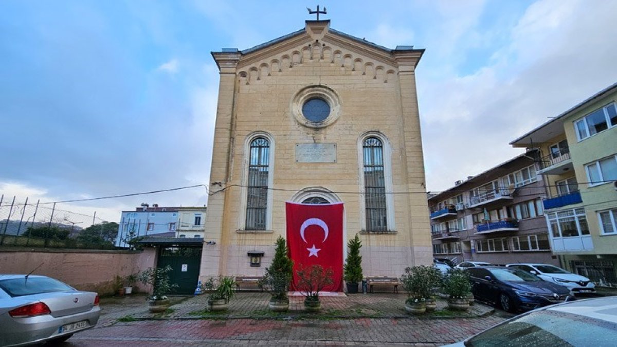 Santa Maria Kilisesi'ne dev Türk bayrağı asıldı