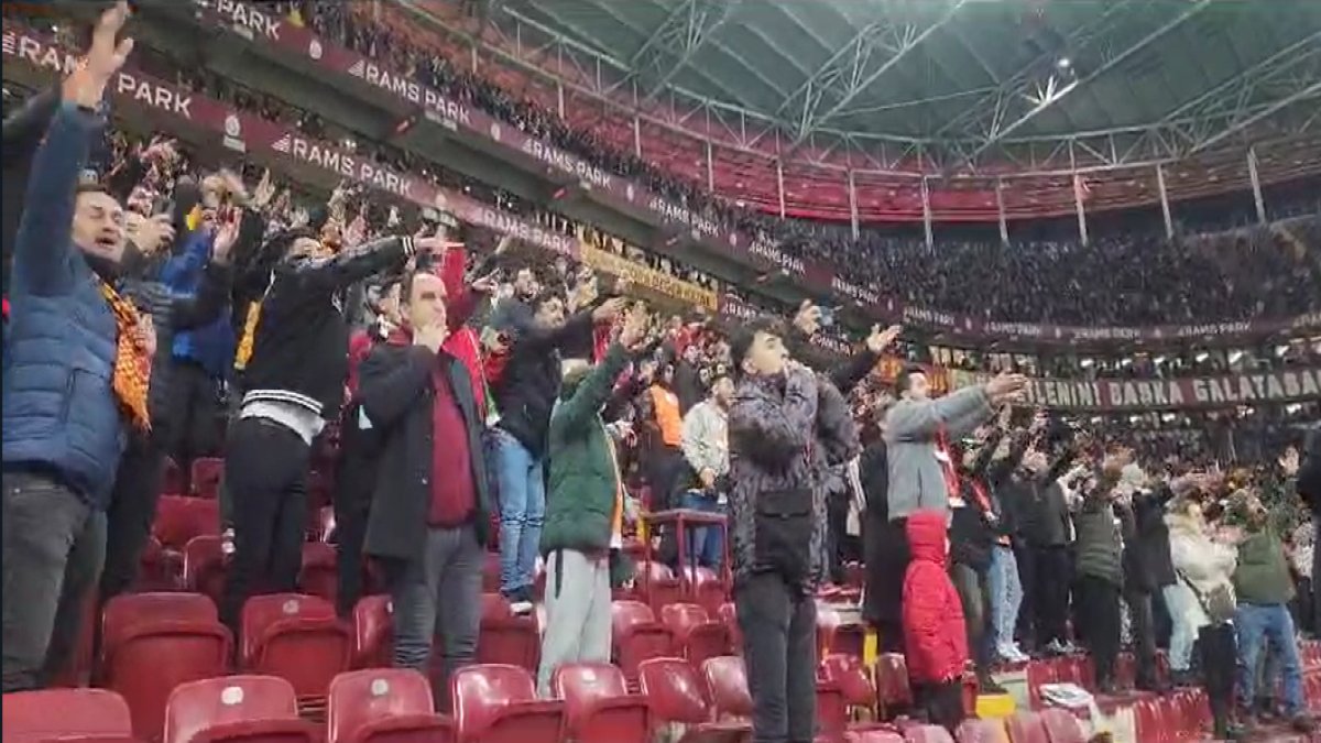 Galatasaray taraftarı penaltı bekledi. Oyun devam edince çıldırdılar