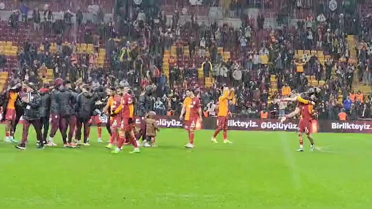 Barış Alper sağanak yağmur altında şov yaptı. Galatasaray taraftarı sevinçten çıldırdı!