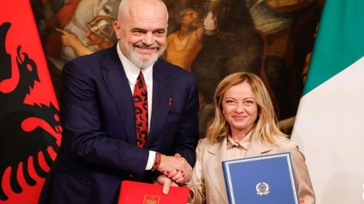 Arnavutluk Anayasa Mahkemesi İtalya ile göçmen anlaşmasını onayladı