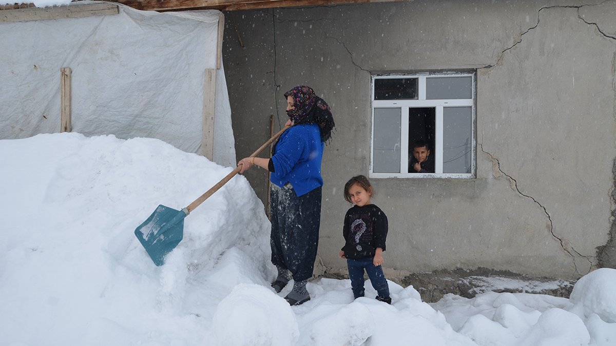 Hakkari ve Yüksekova’da kar 2 metreyi aştı. Tek katlı evler ve ahırlar kara gömüldü