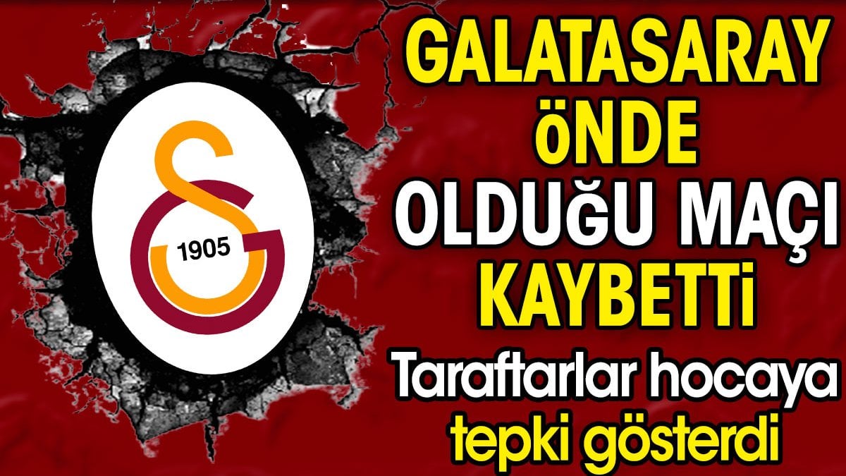 Galatasaray önde olduğu maçı kaybetti. Taraftarlar hocaya tepki gösterdi